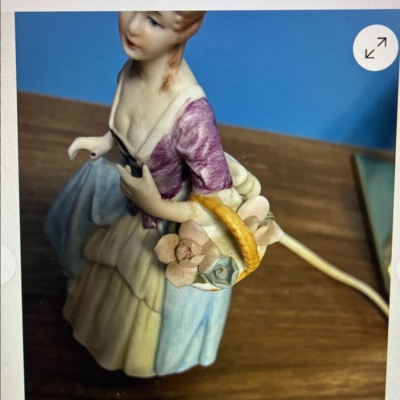 Vintage Ceramic Lady with Roses Night Light 6” WORKS electric - Picture 2 of 9